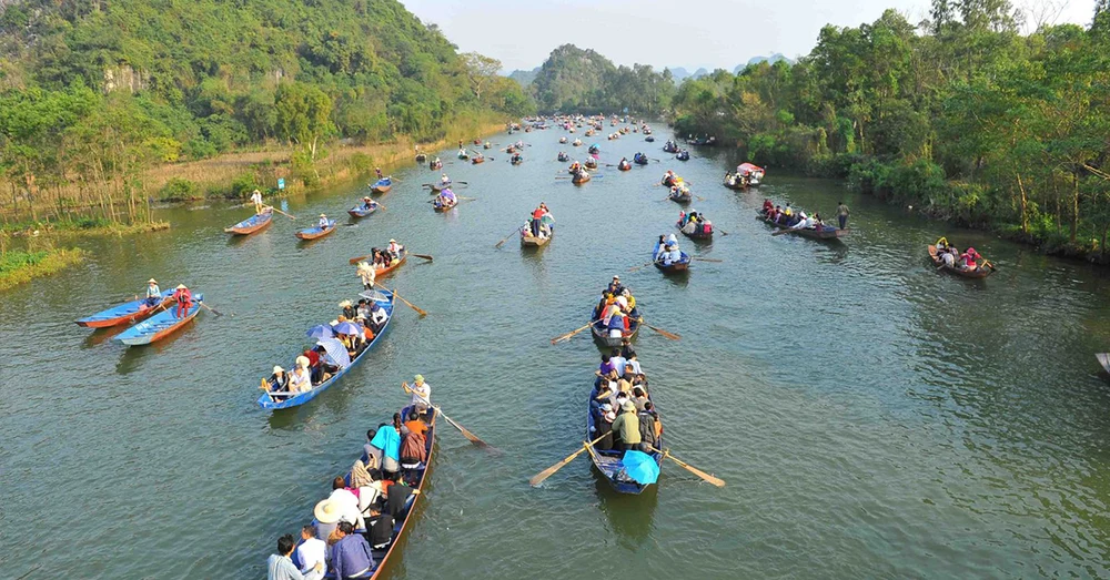 du-lich-chua-huong